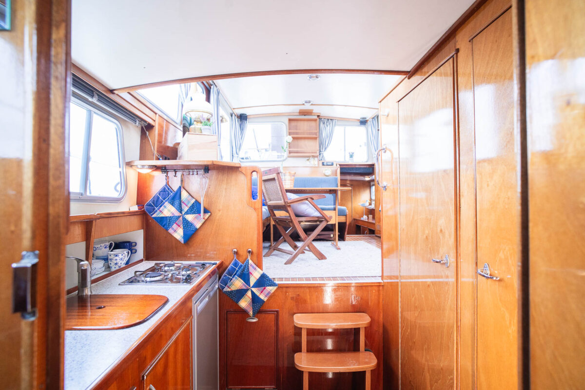 motoryacht-nana-blick-kueche-zum-salon