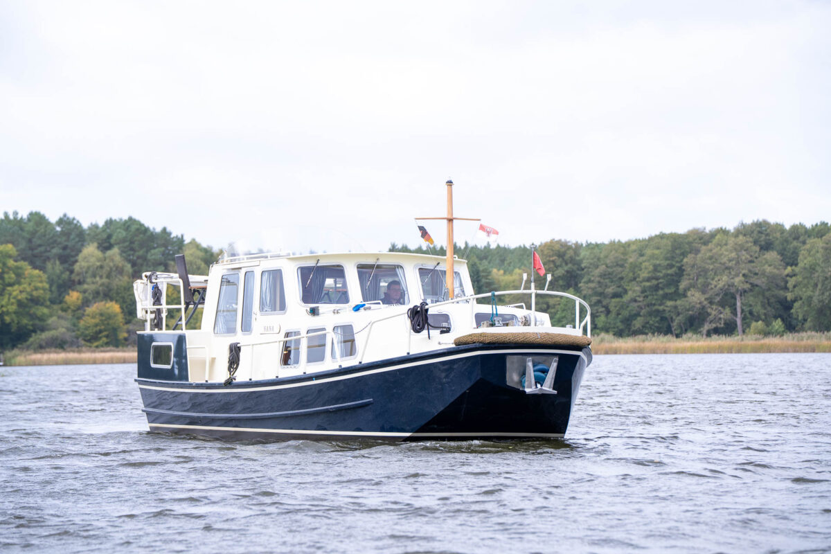 motoryacht-nana-bugansicht