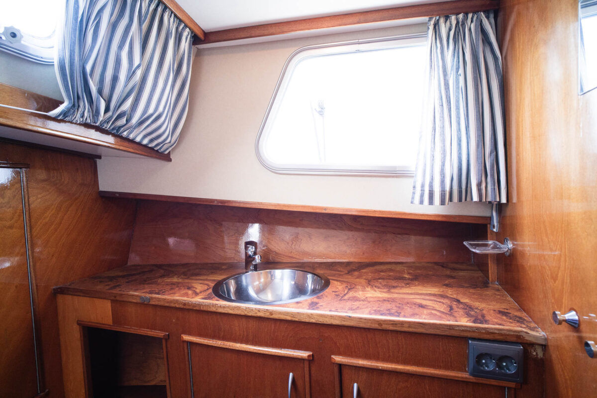 motoryacht-nana-bugkabine-waschbecken