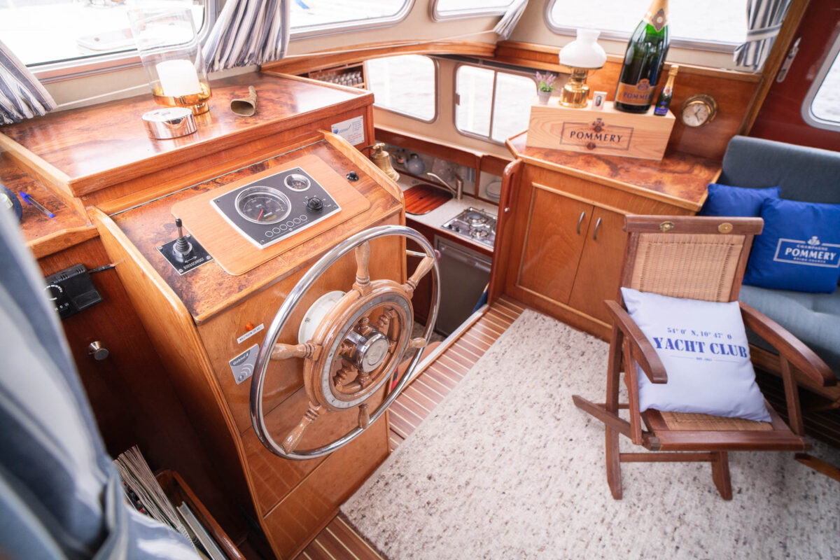 motoryacht-nana-innensteuer-salon