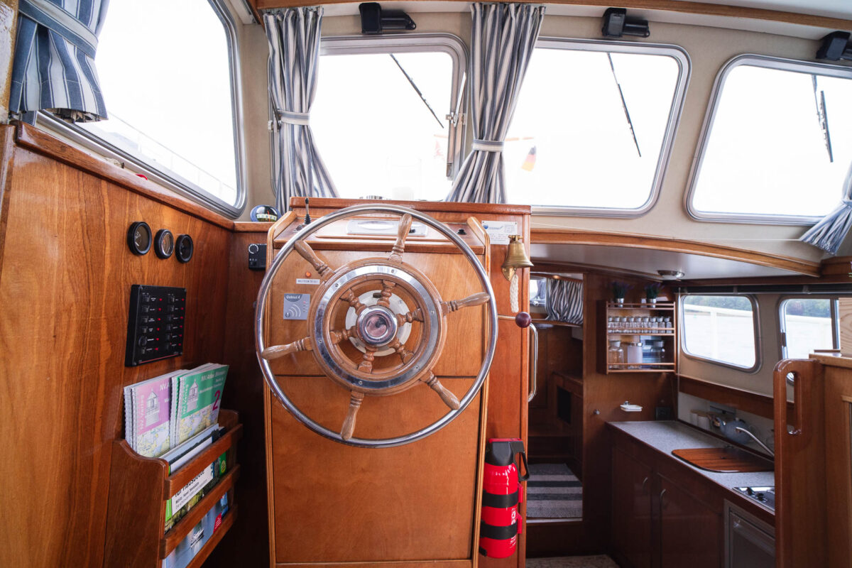 motoryacht-nana-innensteuerstand