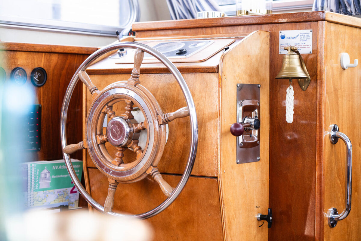 motoryacht-nana-innensteuerstand-2