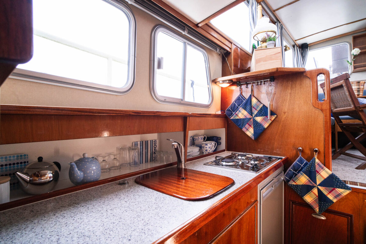 motoryacht-nana-kueche