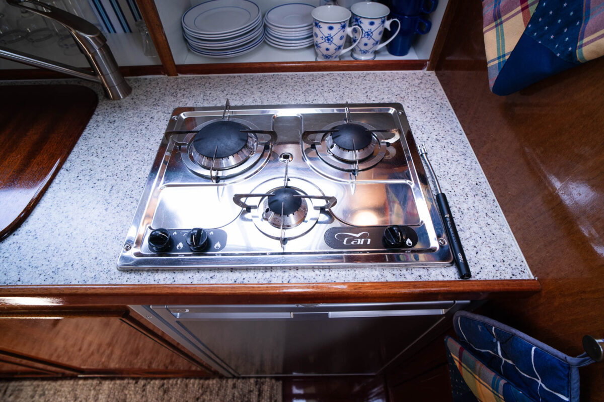 motoryacht-nana-kueche-gasherd