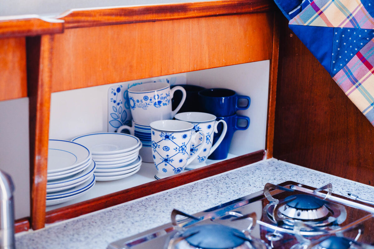 motoryacht-nana-kueche-geschirr
