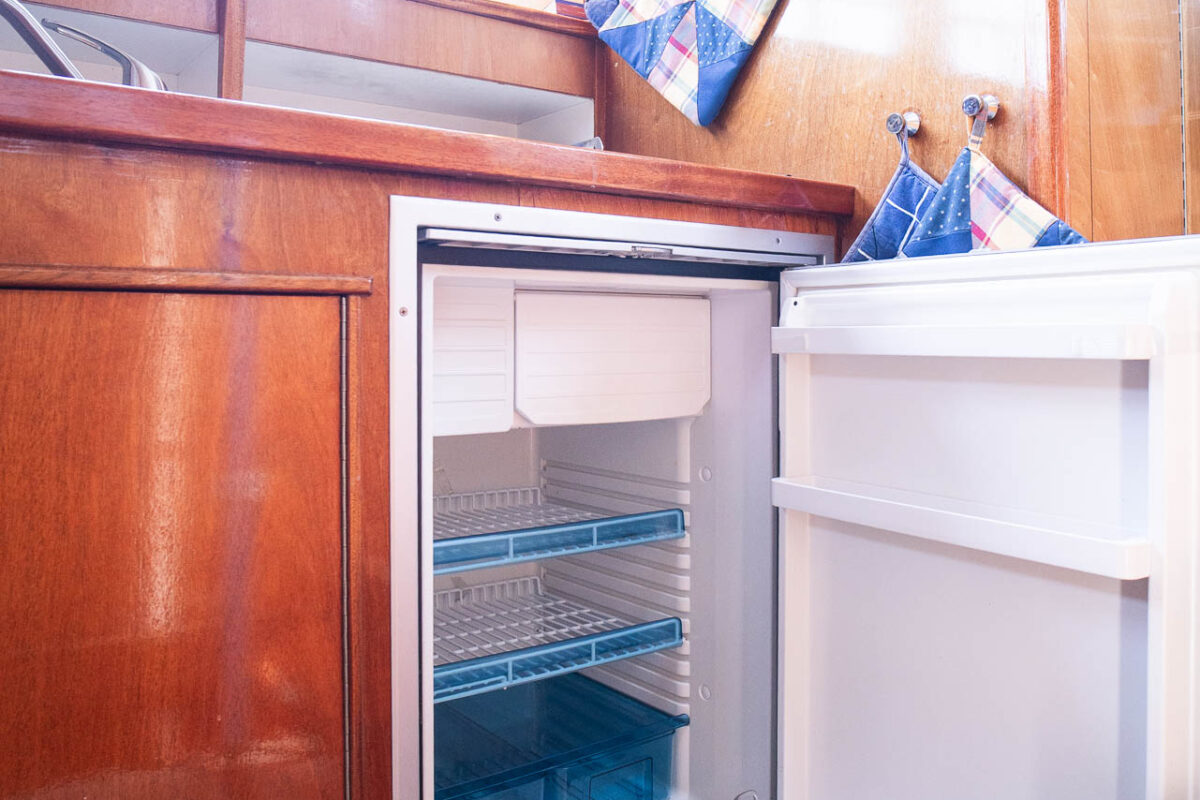 motoryacht-nana-kueche-kuehlschrank