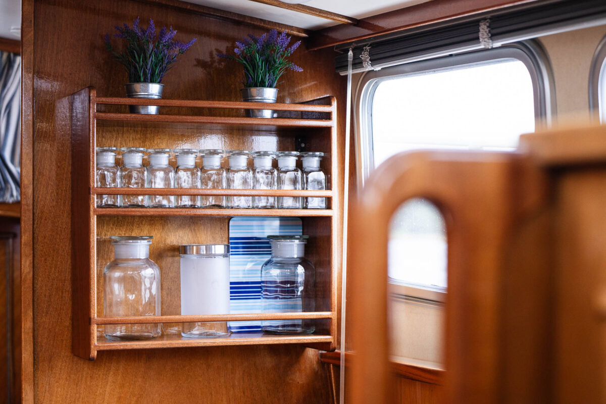 motoryacht-nana-kueche-vorratsregal