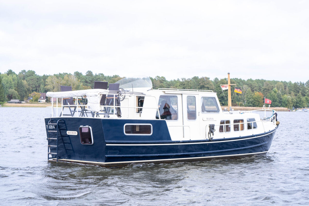 motoryacht-nana-seitenansicht