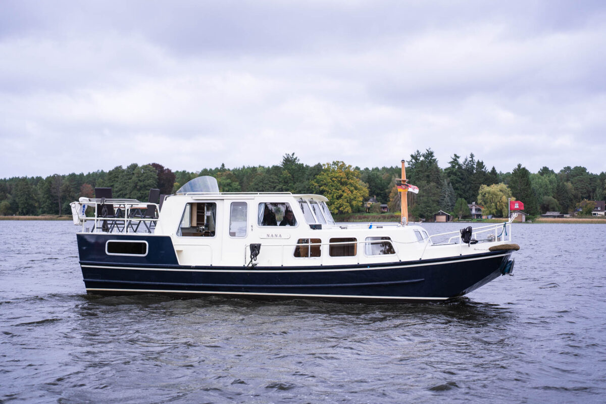 motoryacht-nana-seitenansicht-2