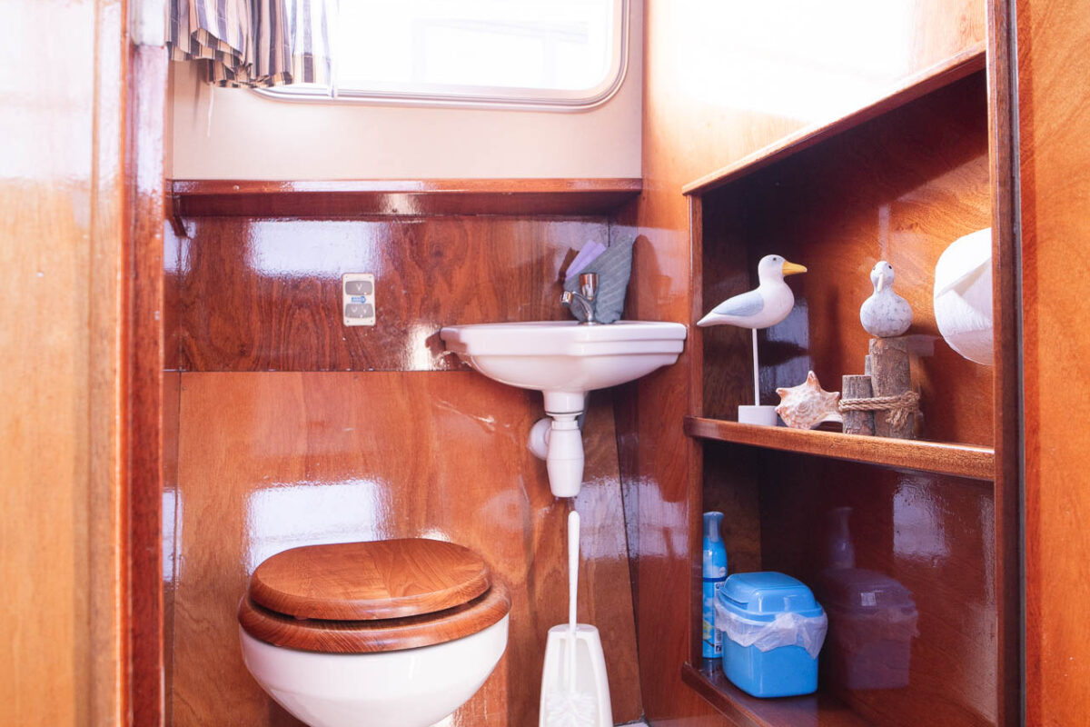 motoryacht-nana-toilette