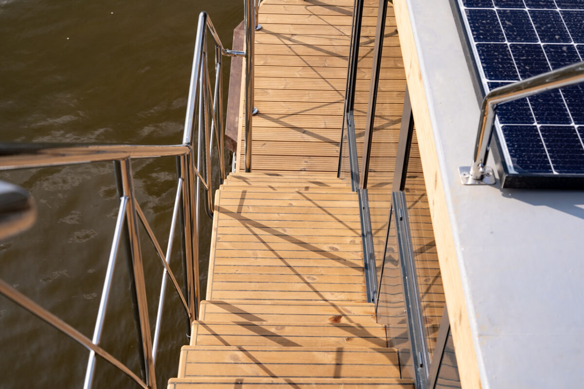 stufen-hausboot-toni