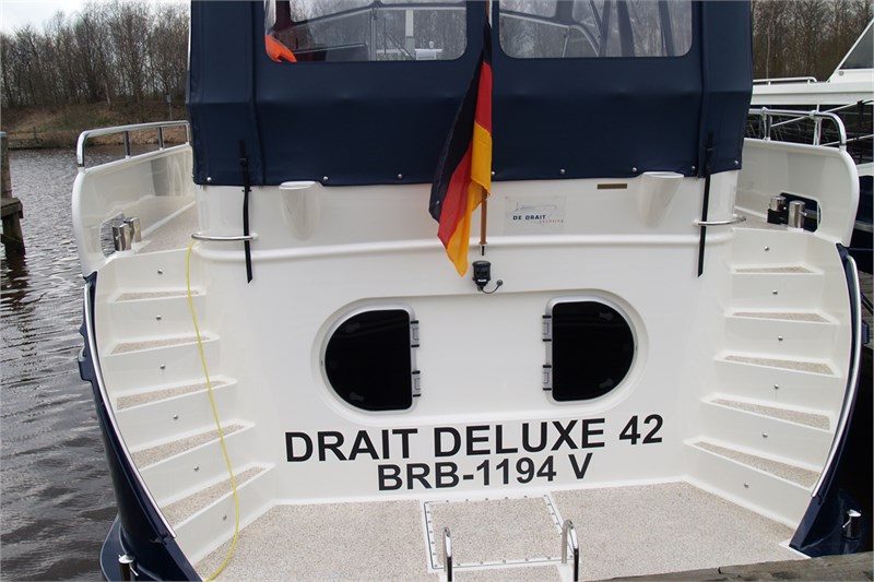deluxe_42_boot_heckansicht_badeplattform