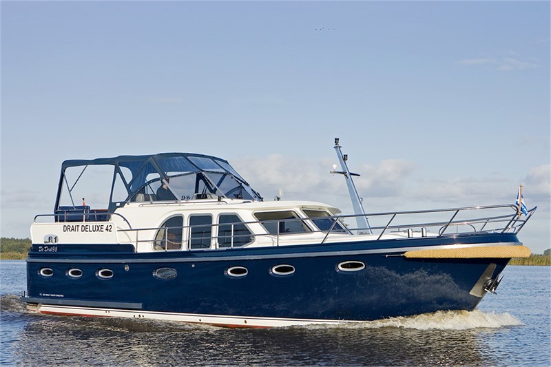 deluxe_42_boot_seitenansicht