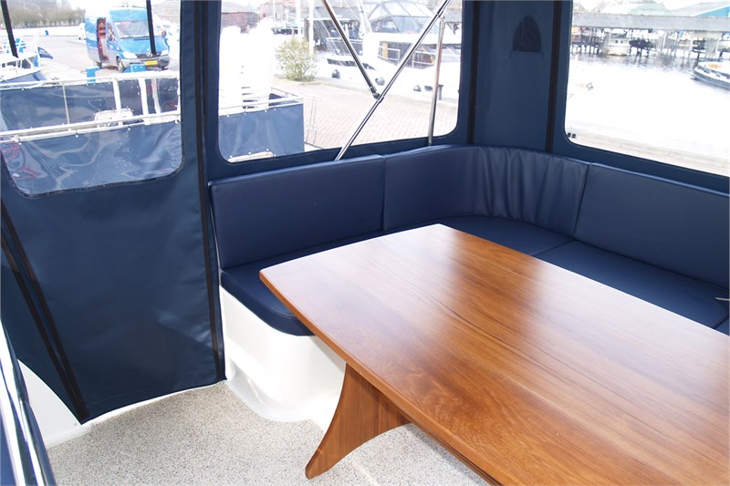 deluxe_42_boot_sonnendeck_sitzecke