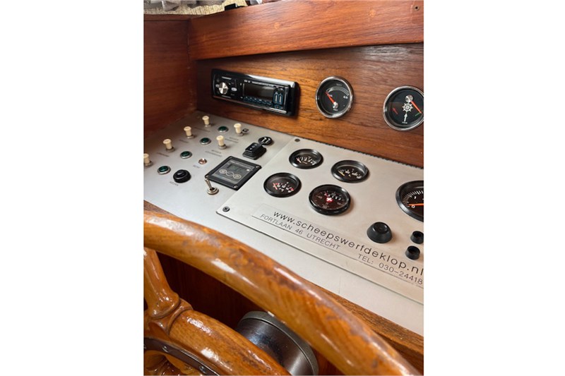 hausboot_martje_steuerstand_instrumente