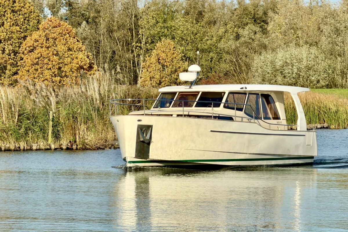 motoryacht_naousa-bugansicht