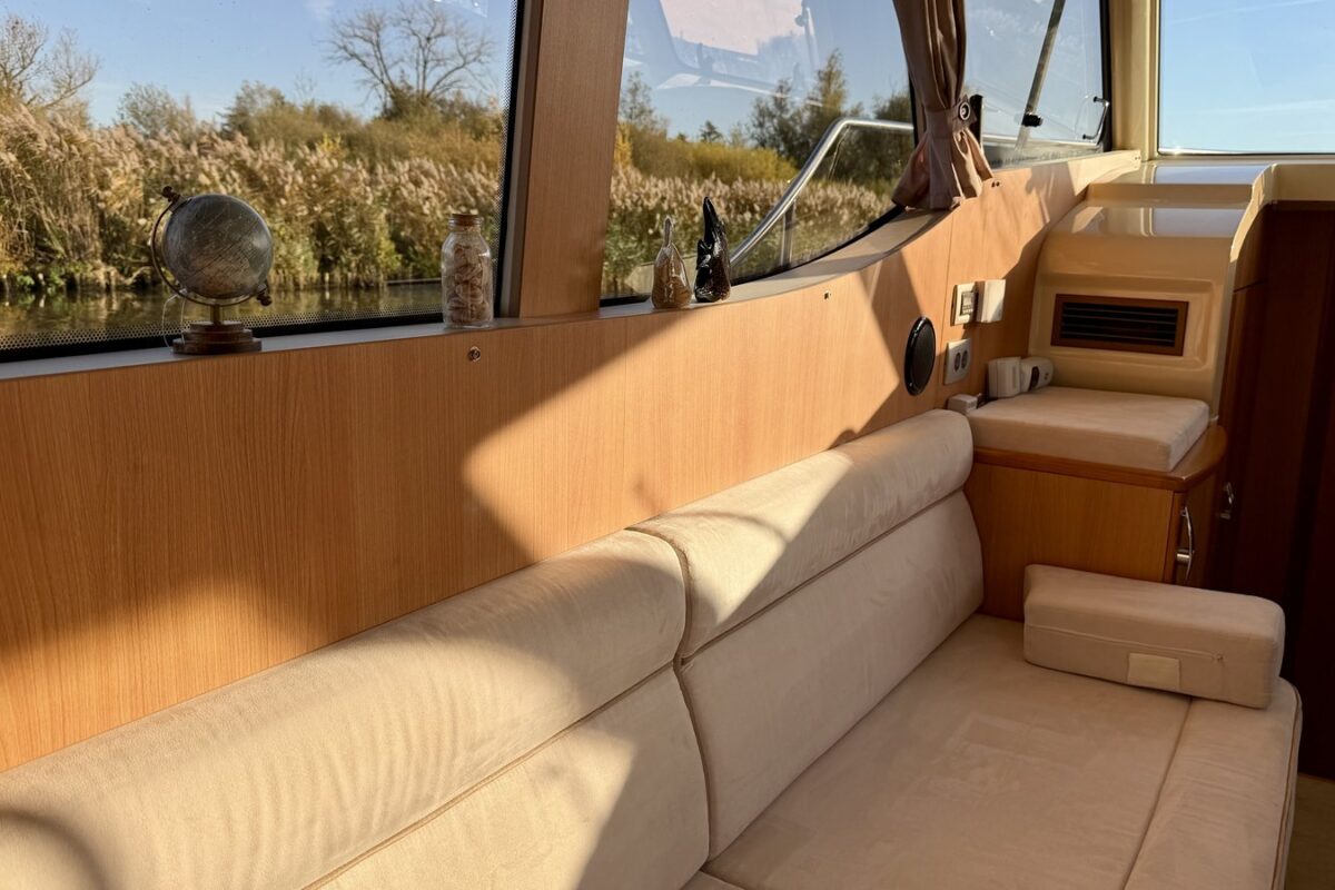 motoryacht_naousa-couch