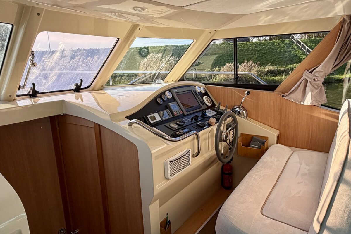 motoryacht_naousa-greenline-steuerstand