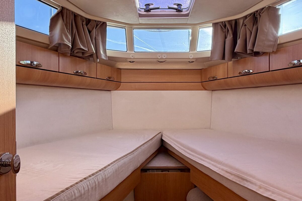 motoryacht_naousa-kabine-umgebaut_einzelbetten