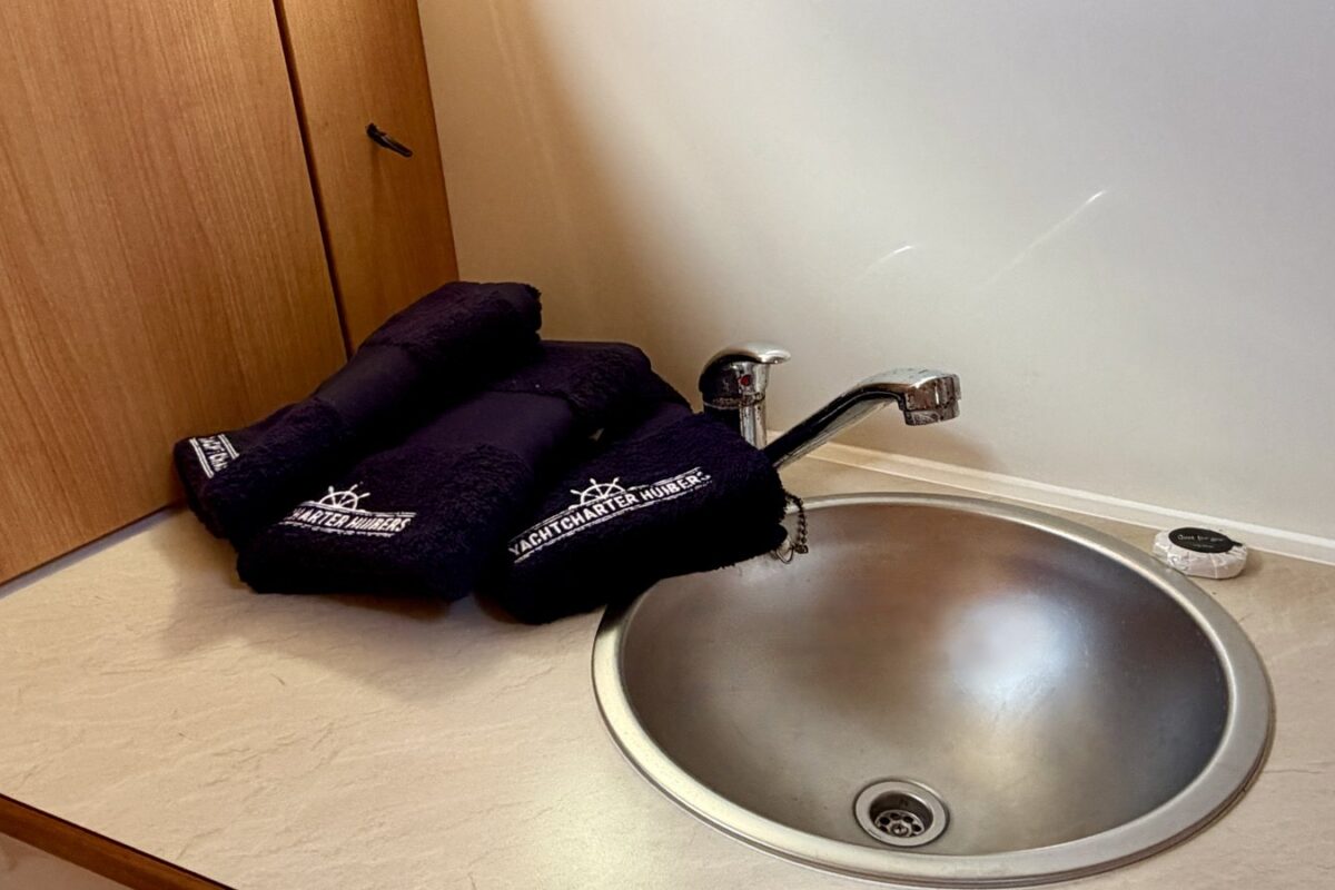 motoryacht_naousa-nasszelle-waschbecken