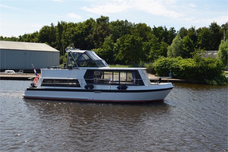 safari_houseboat_1050_refit-seitlich