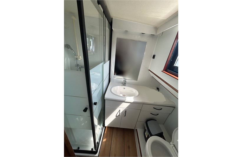 safari_houseboat_1050_refit_waschbecken