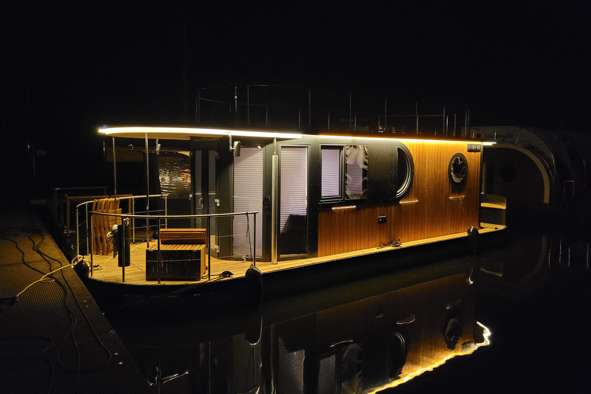 hausboot-hafenluemmel-bei-nacht