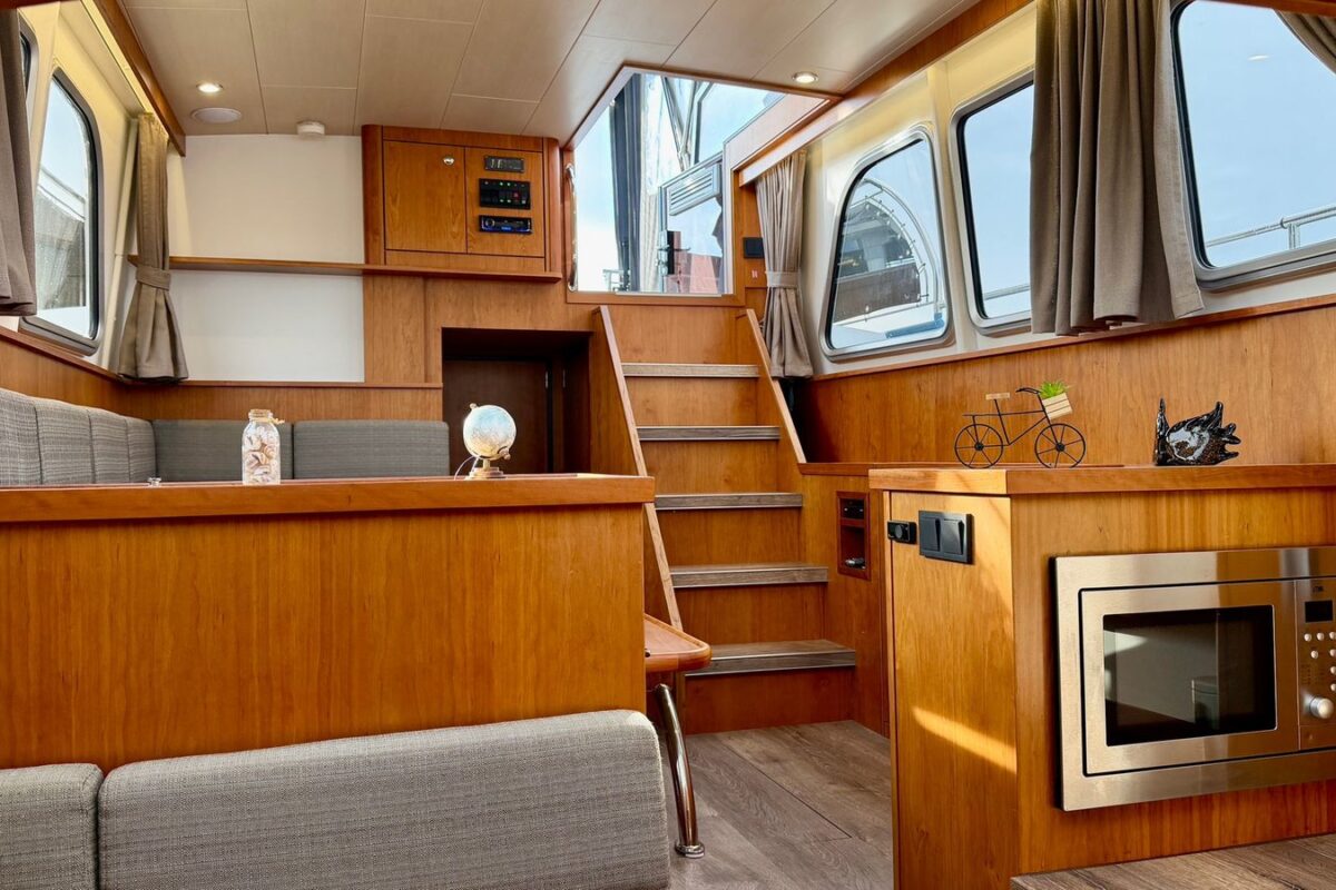 motoryacht_copain_salon_treppe