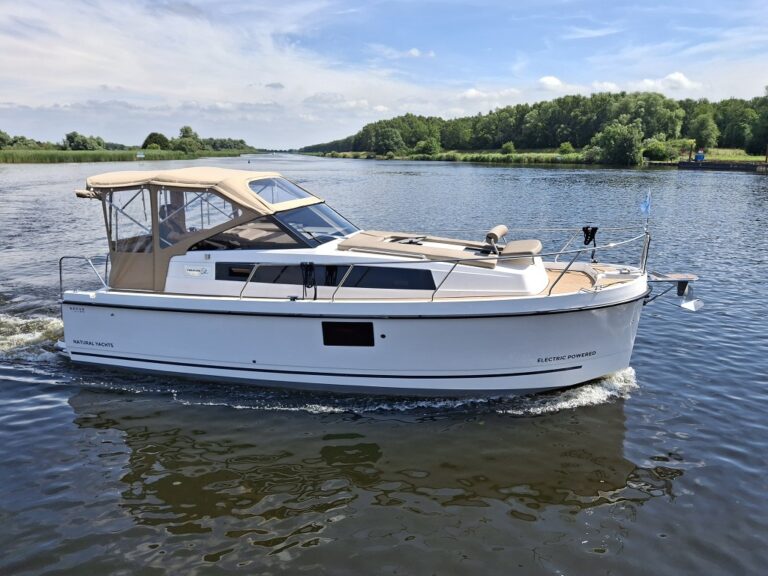 Nexus Revo 870 Cabrio - Elektroboot Mackerel von Natural Yachts