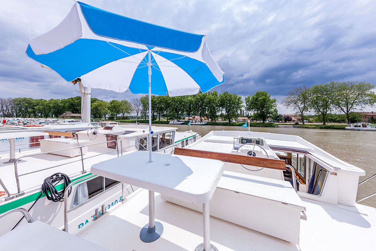 Außensteuerstand mit Tisch und Sitzmöglichkeiten