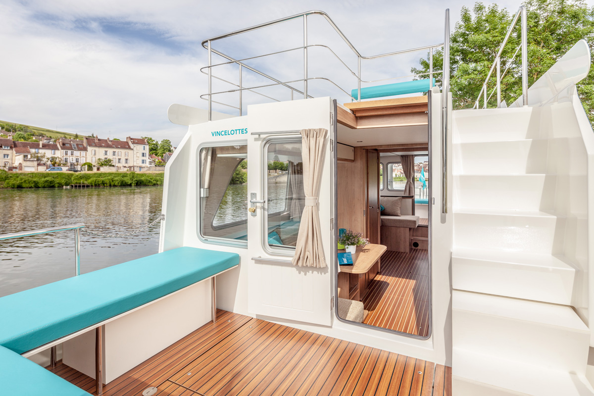 Heckterrasse und Zugang zum Außensteuerstand