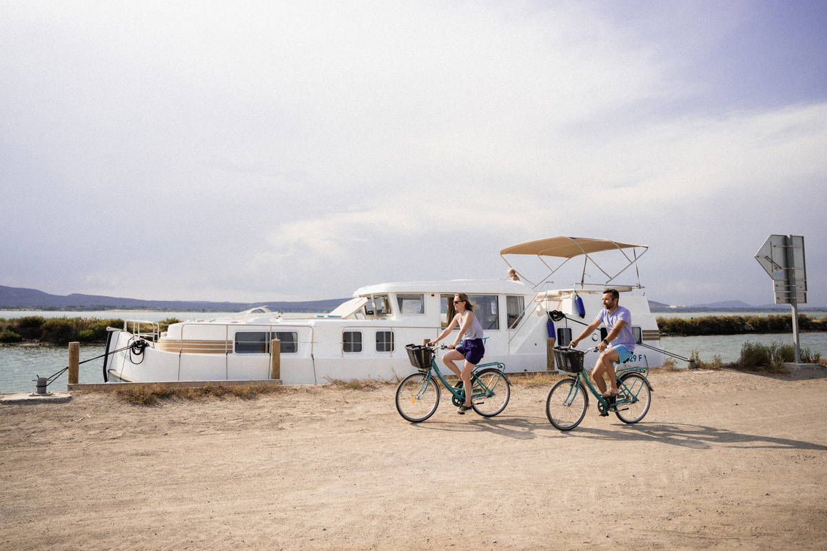 Am Ufer angelegt Hausboot Penichette Premium PLUS 6