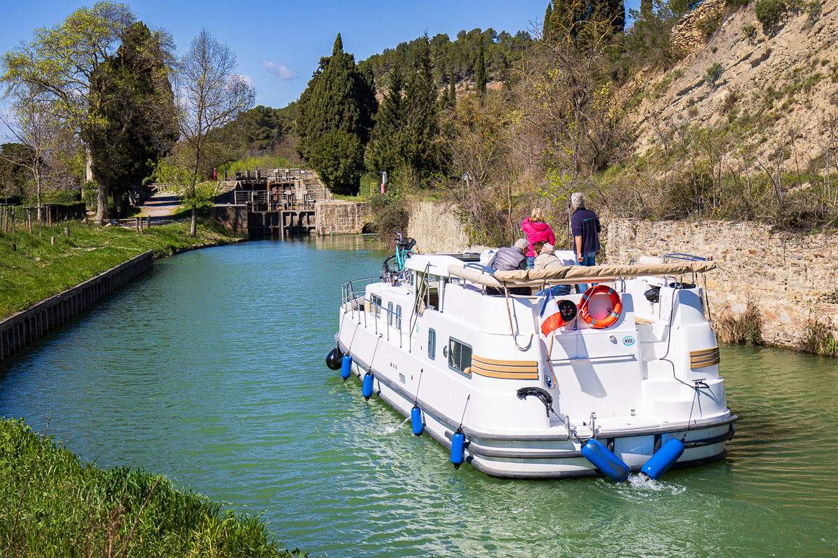 Penichette Premium PLUS 6 Neo vor Schleuse