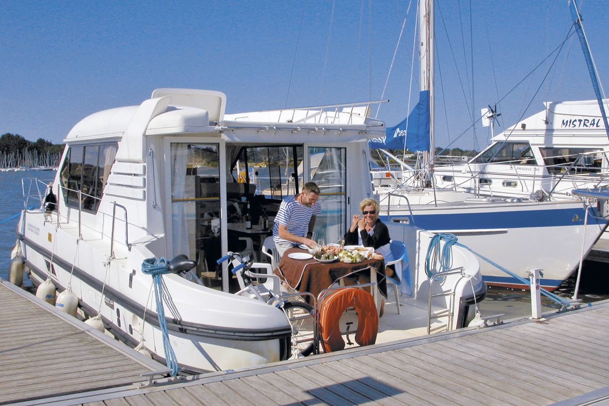 Heckterrasse mit Tisch und Stühle Cruiser Comfort 6/8