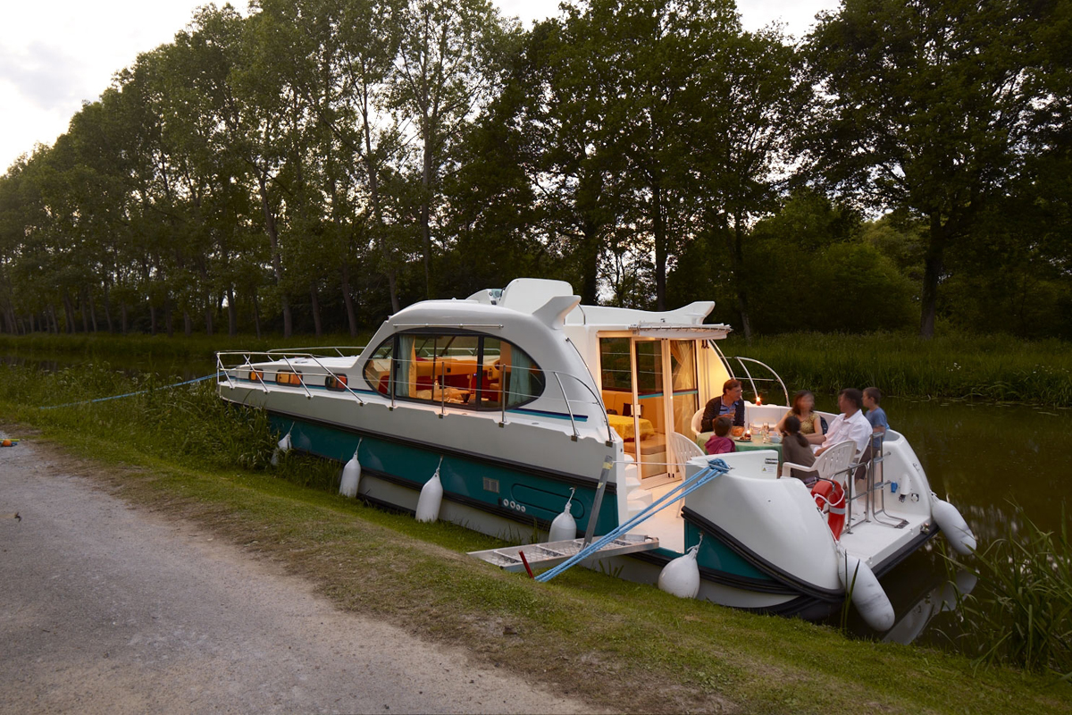 Angelegt am Ufer Hausboot