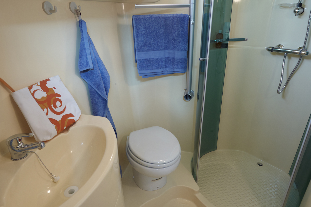Waschbecken und Dusche