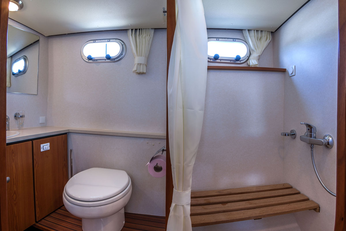 Toilette und Dusche auf Cruiser Premium Steel 4/6