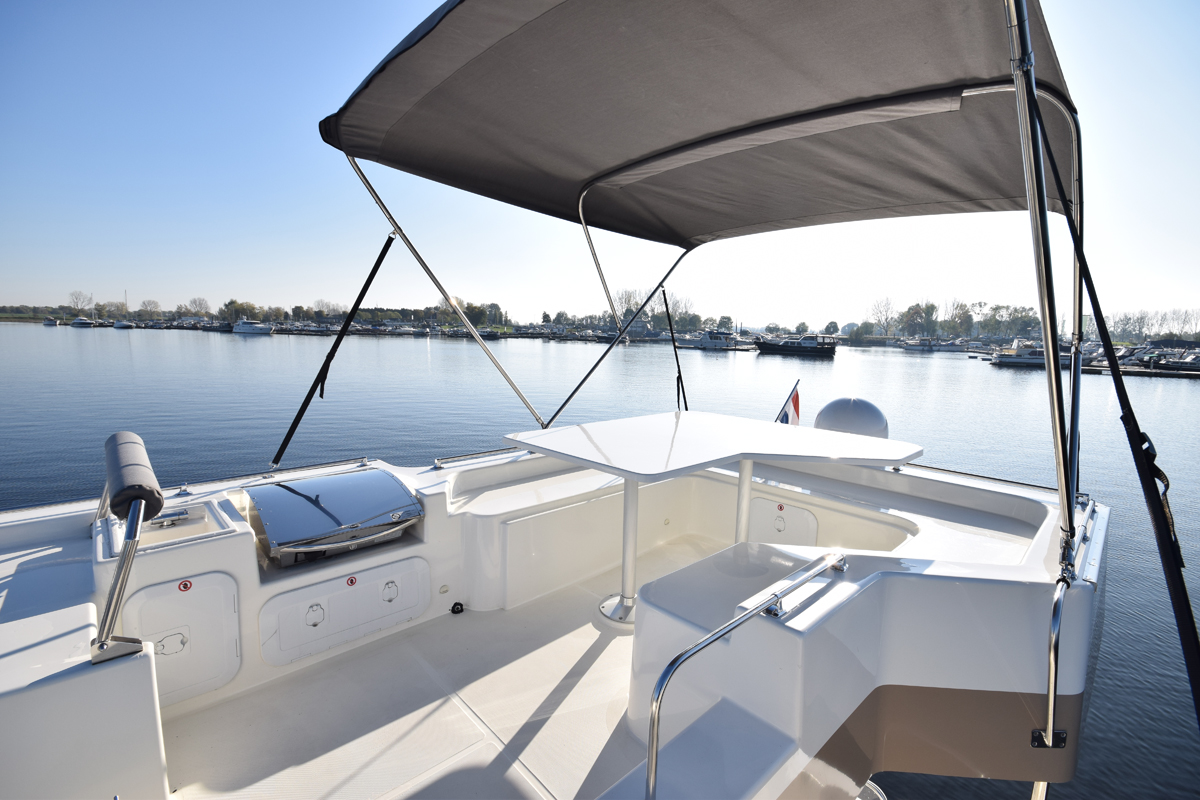 Sitzecke auf Sonnendeck mit Bimini und Grill