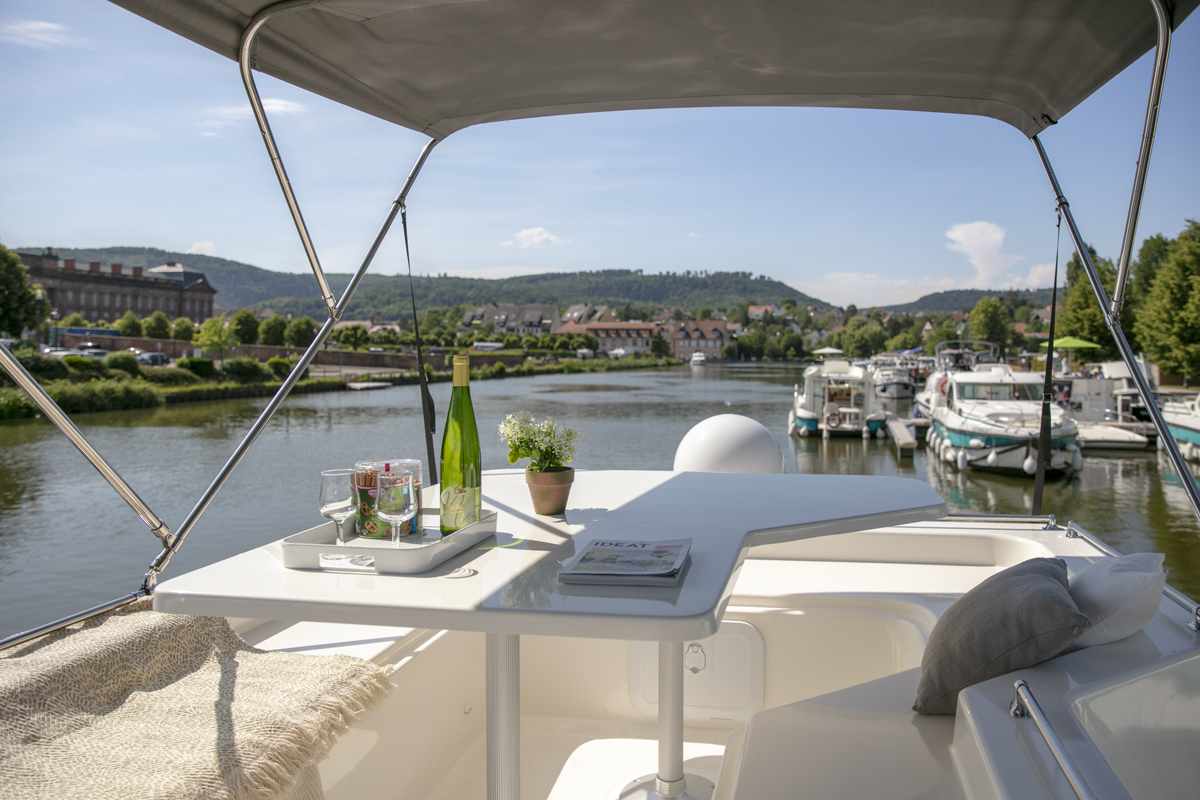 Tisch auf Sonnendeck mit Bimini