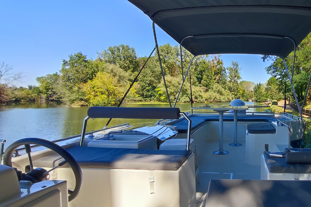 Steuerstand auf Sonnendeck mit Terrasse