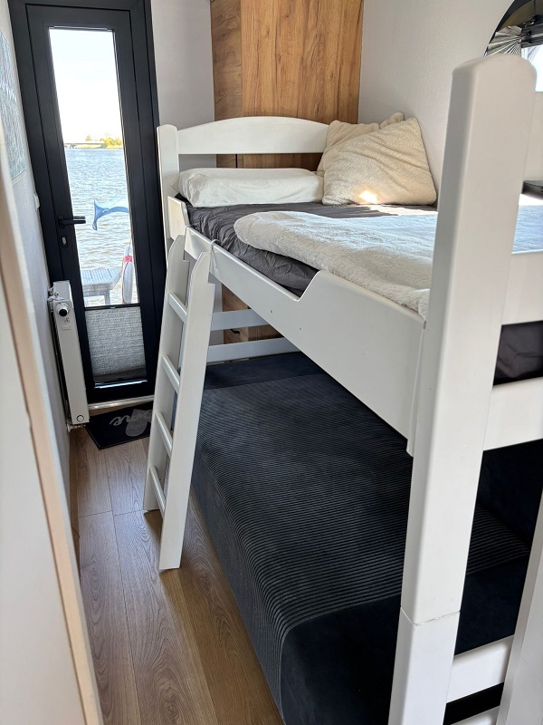Campi 400 Kabine mit Etagenbett, darunter Schlafsofa