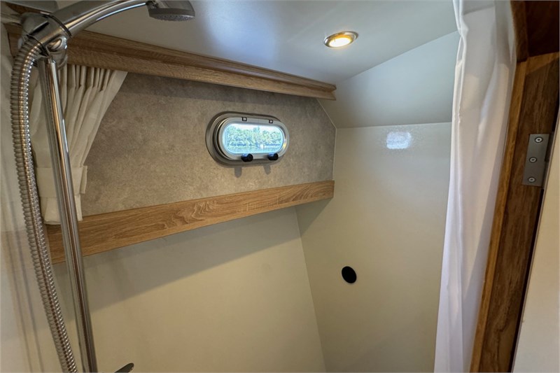 Gruno_32_Excellent_Ada_dusche