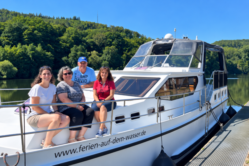 Das Team von "Ferien auf dem Wasser" auf Betriebsausflug am Neckar